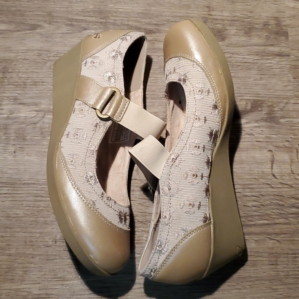 ♥️ NWOT FLORAL WEDGE SKECHERS